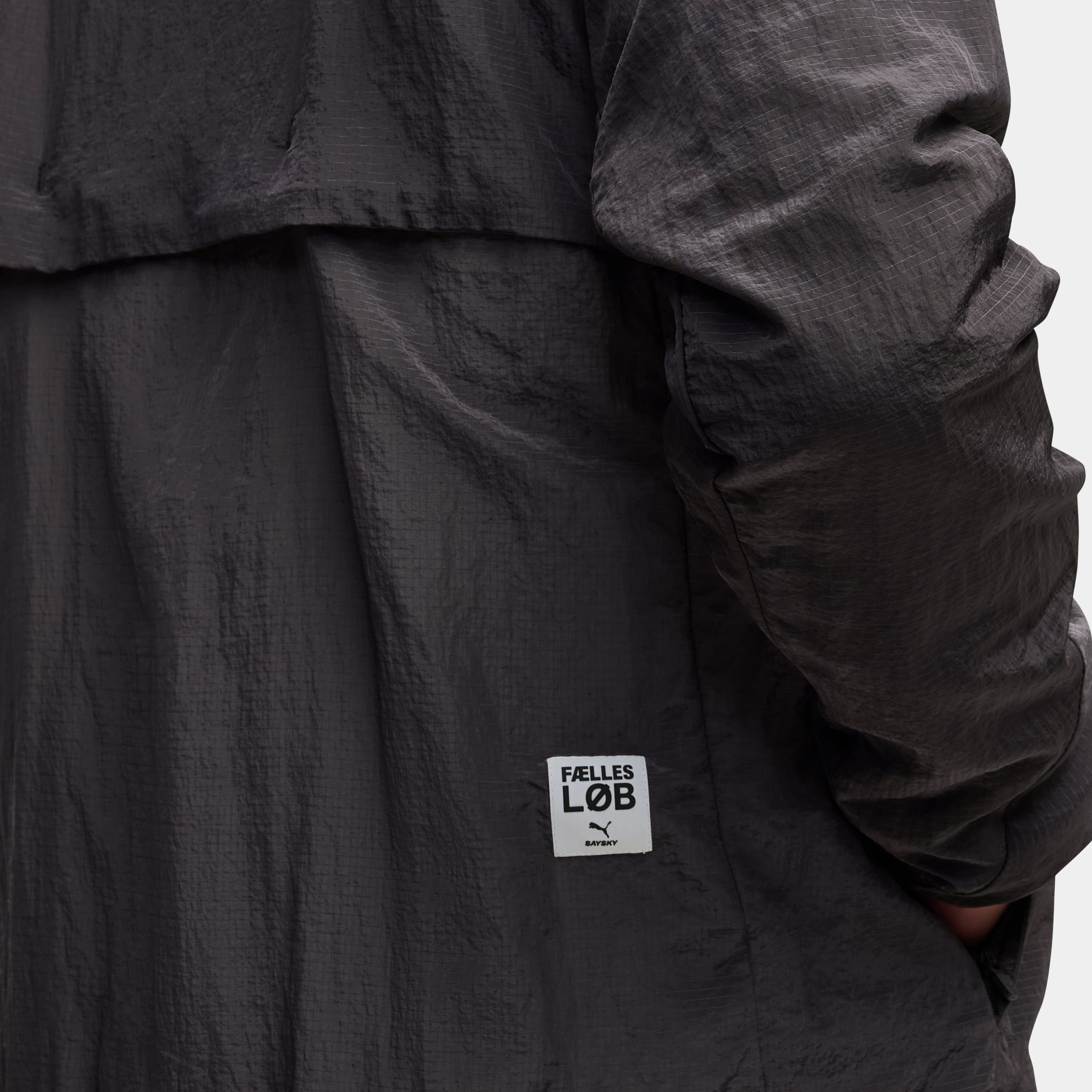 【Puma X SAYSKY】ランニングジャケット P52901399 M Primaloft Jacket - Flat Dark Gray [メンズ]