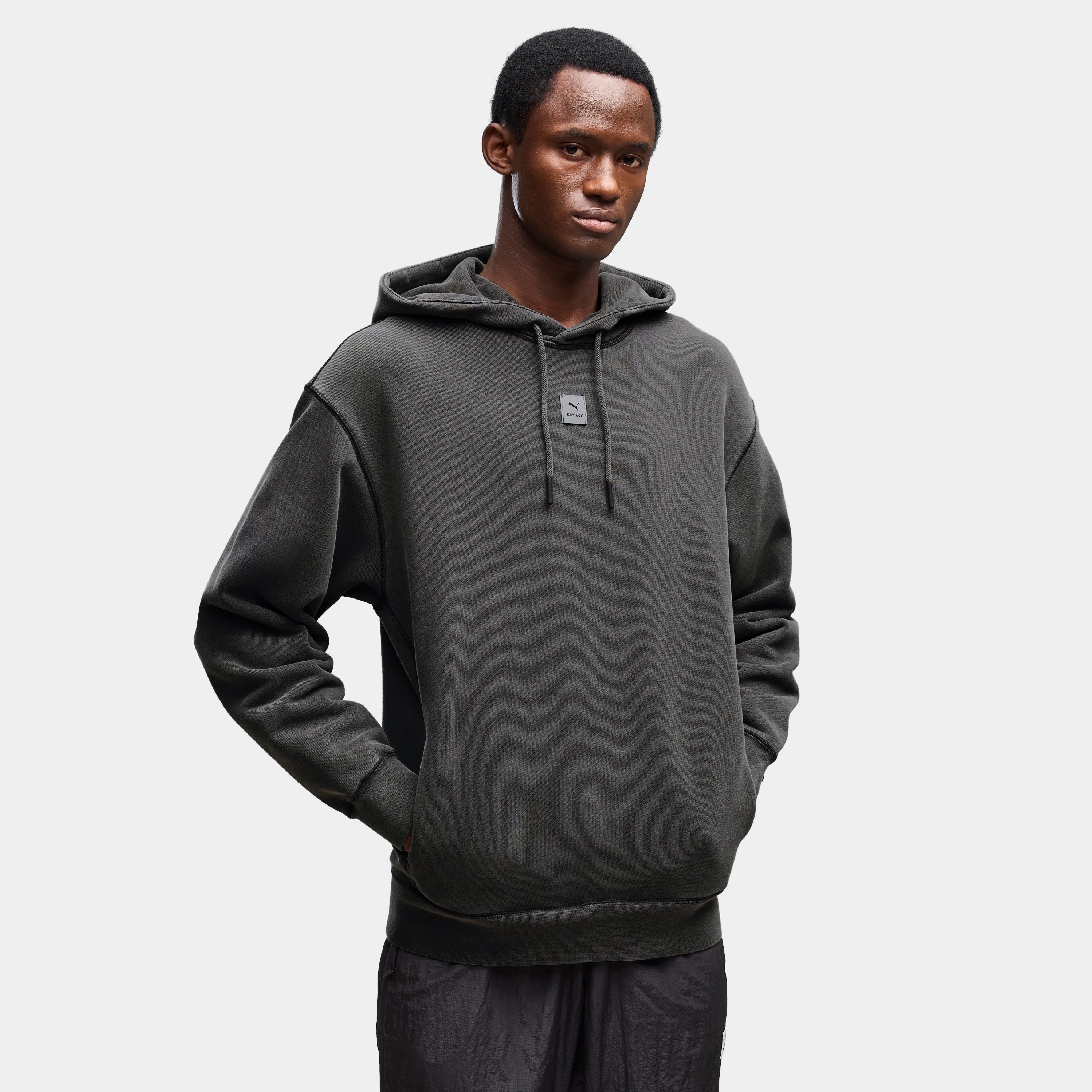 【Puma X SAYSKY】スウェットパーカー P52901499 Unisex Graphic Sweatshirt - Flat Dark Gray [ユニセックス]