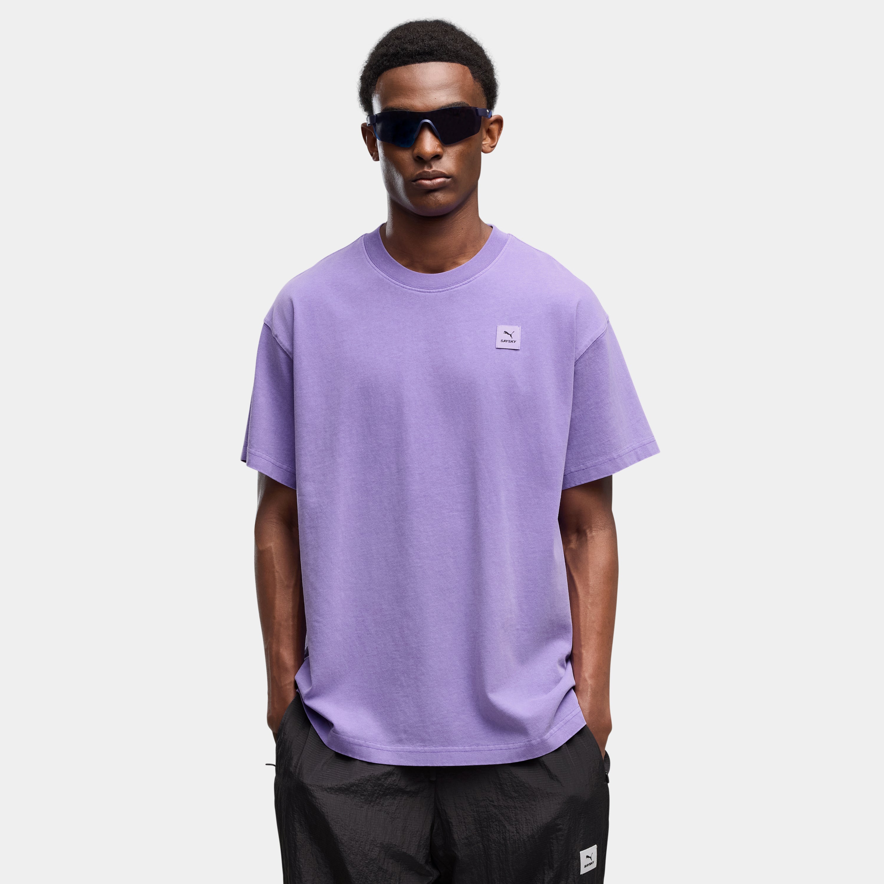 【Puma X SAYSKY】ランニングTシャツ P52901546 Unisex Graphic Team Tee - Lavender Alert [ユニセックス]