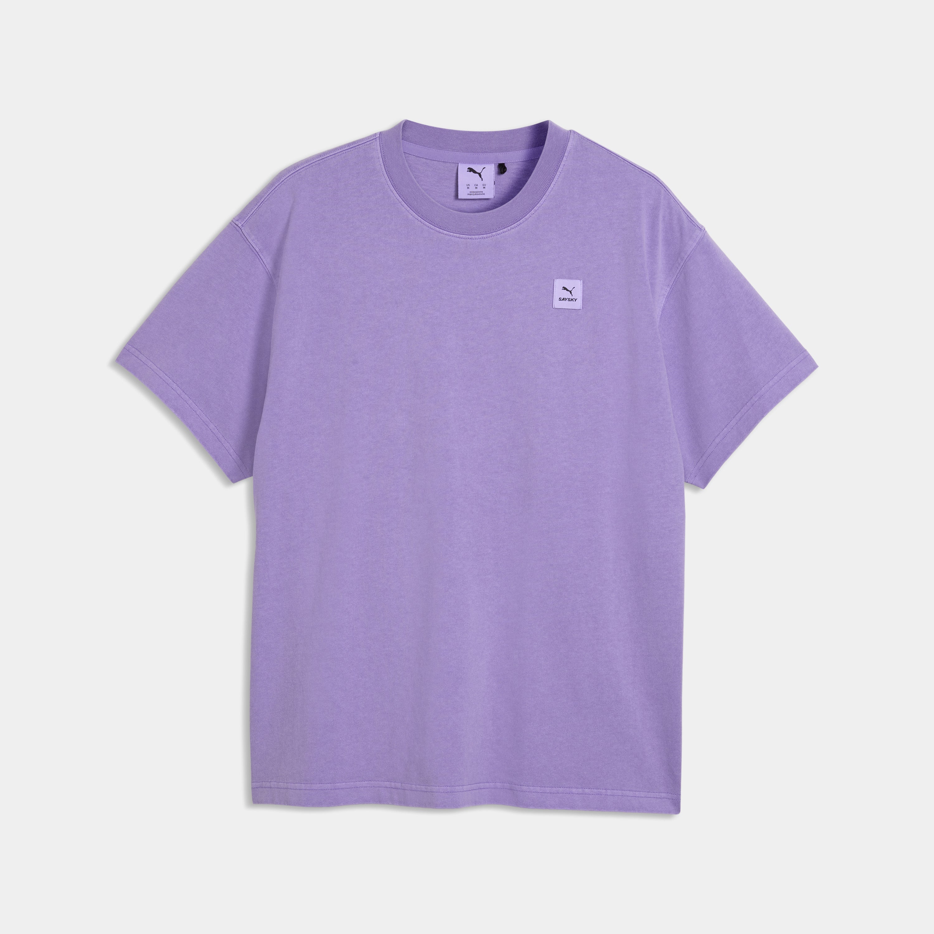 【Puma X SAYSKY】ランニングTシャツ P52901546 Unisex Graphic Team Tee - Lavender Alert [ユニセックス]