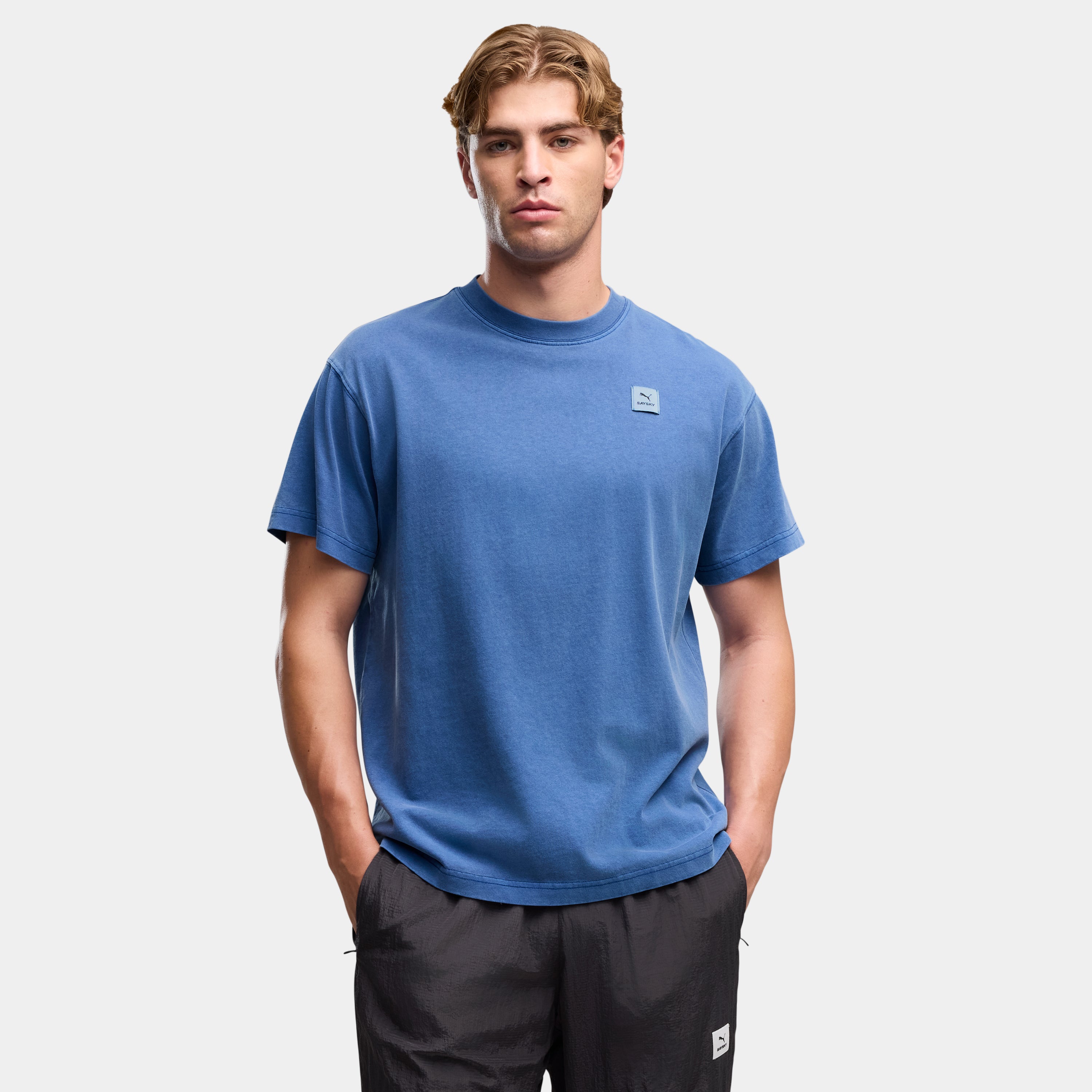 【Puma X SAYSKY】ランニングTシャツ P52901598 Unisex Graphic Team Tee - Cobalt Glaze [ユニセックス]