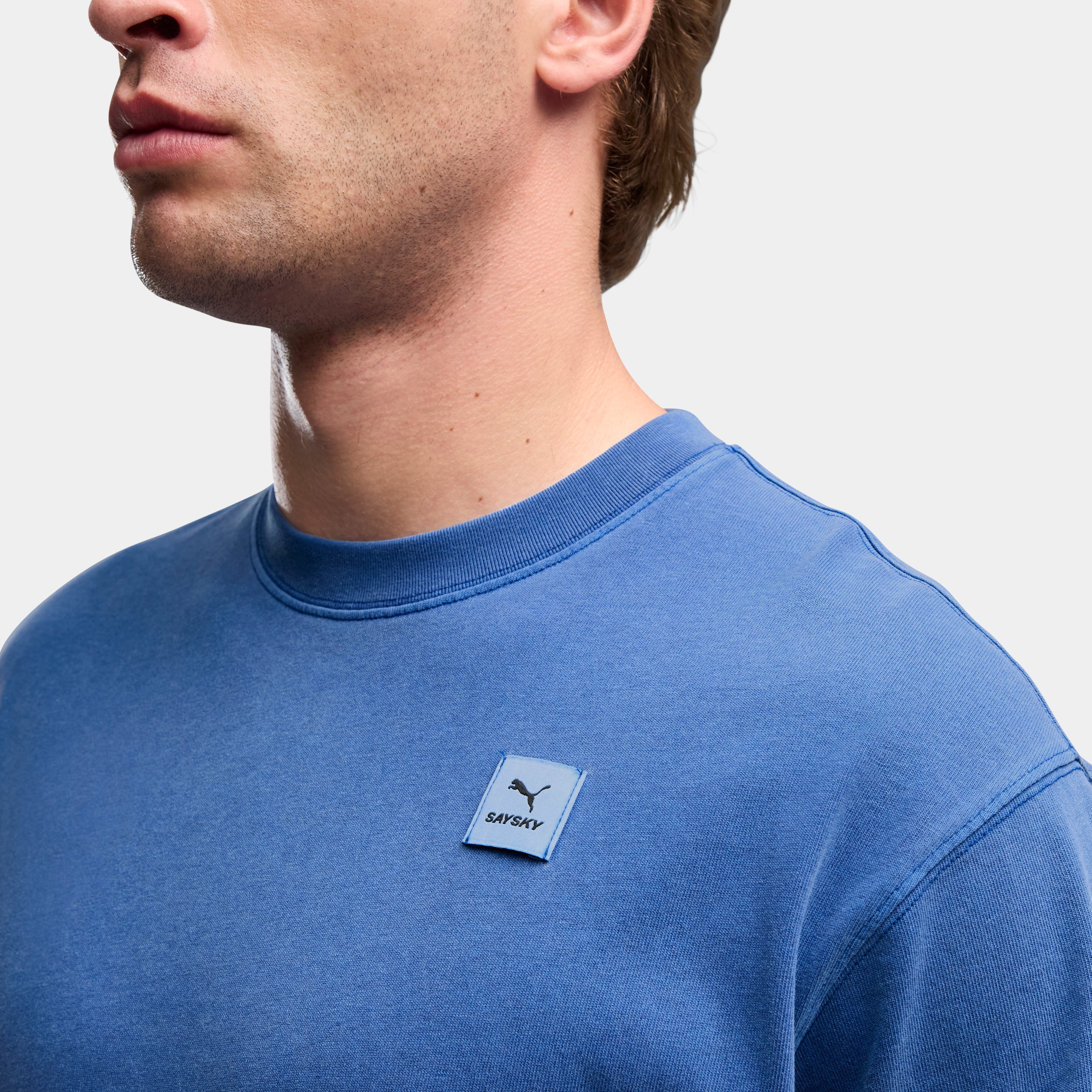 【Puma X SAYSKY】ランニングTシャツ P52901598 Unisex Graphic Team Tee - Cobalt Glaze [ユニセックス]