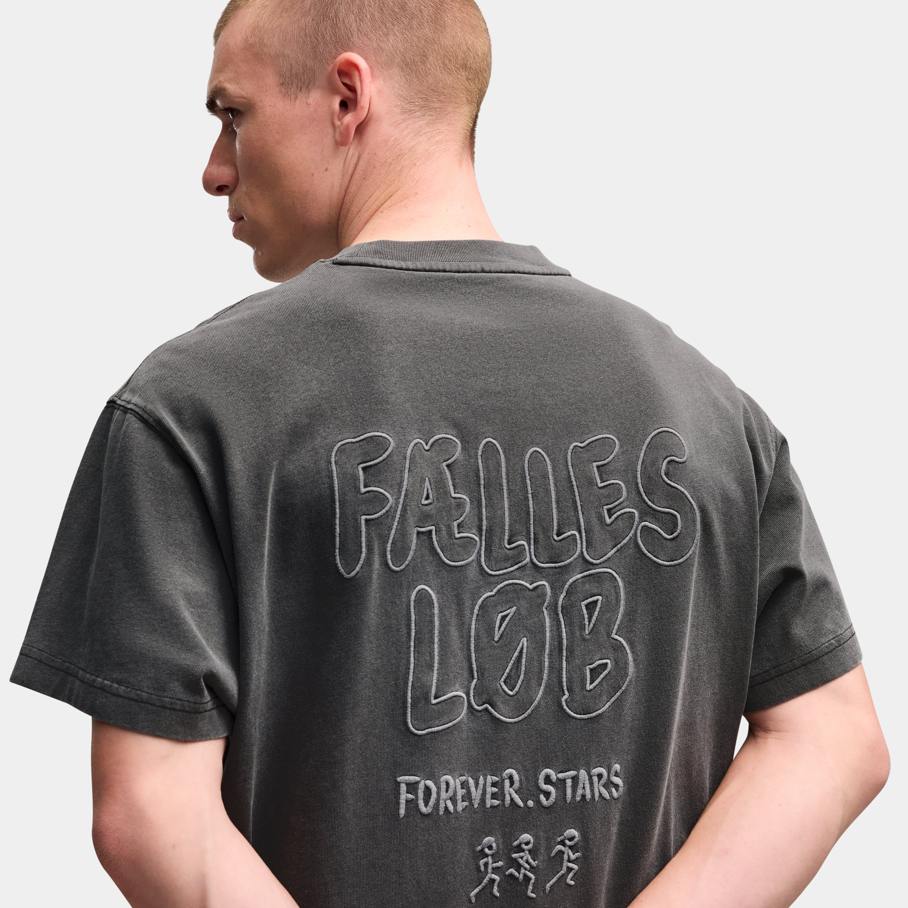 【Puma X SAYSKY】ランニングTシャツ P52901599 Unisex Graphic Team Tee - Flat Dark Gray [ユニセックス]