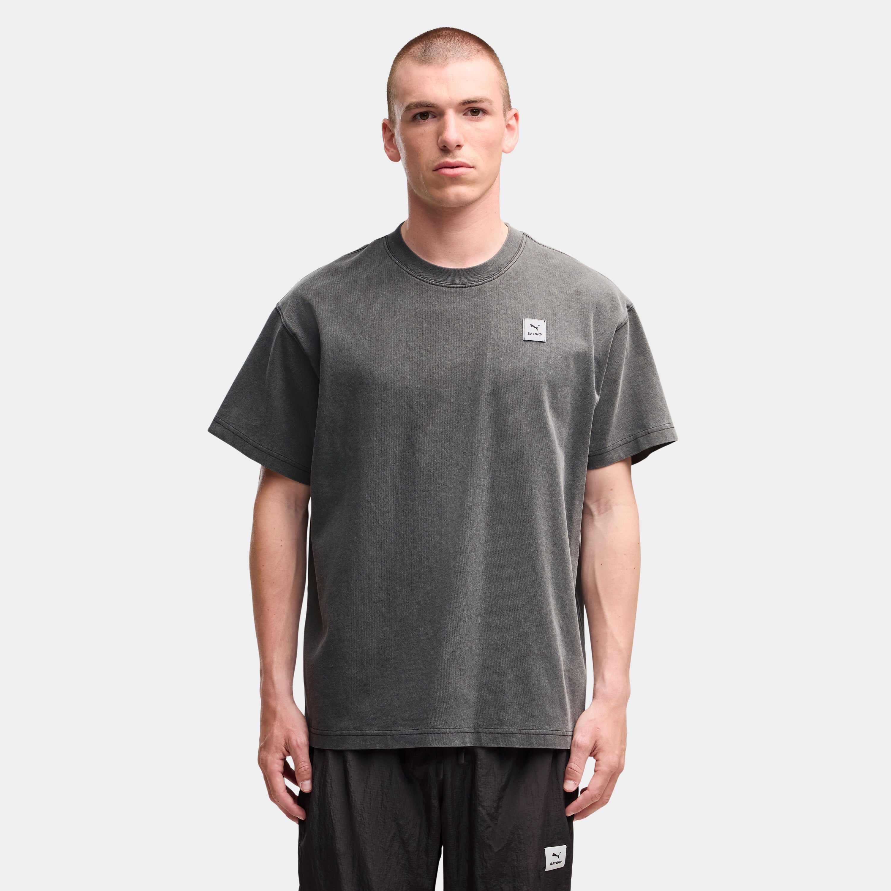 【Puma X SAYSKY】ランニングTシャツ P52901599 Unisex Graphic Team Tee - Flat Dark Gray [ユニセックス]