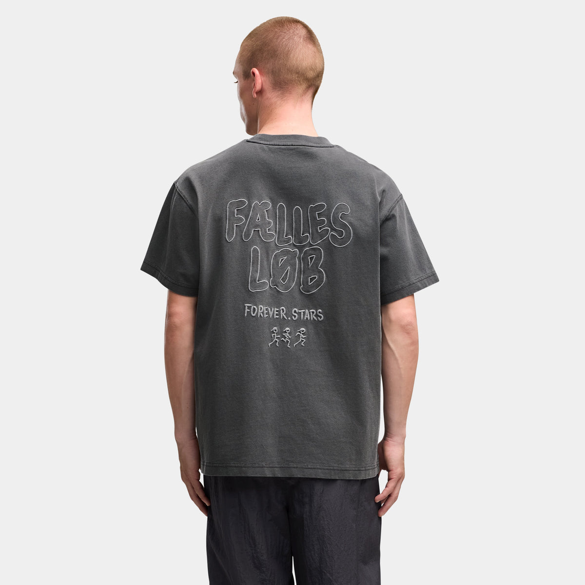 【Puma X SAYSKY】ランニングTシャツ P52901599 Unisex Graphic Team Tee - Flat Dark Gray [ユニセックス]