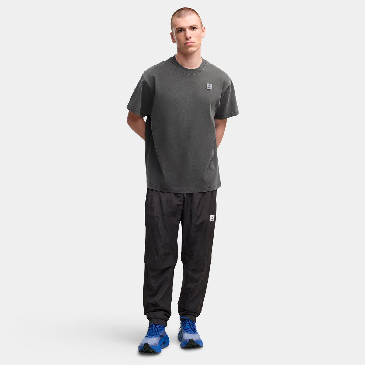 【Puma X SAYSKY】ランニングTシャツ P52901599 Unisex Graphic Team Tee - Flat Dark Gray [ユニセックス]