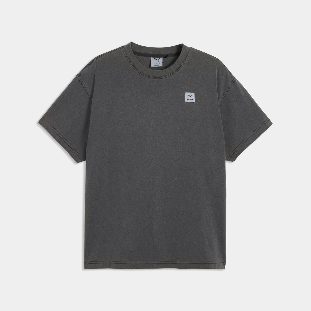 【Puma X SAYSKY】ランニングTシャツ P52901599 Unisex Graphic Team Tee - Flat Dark Gray [ユニセックス]