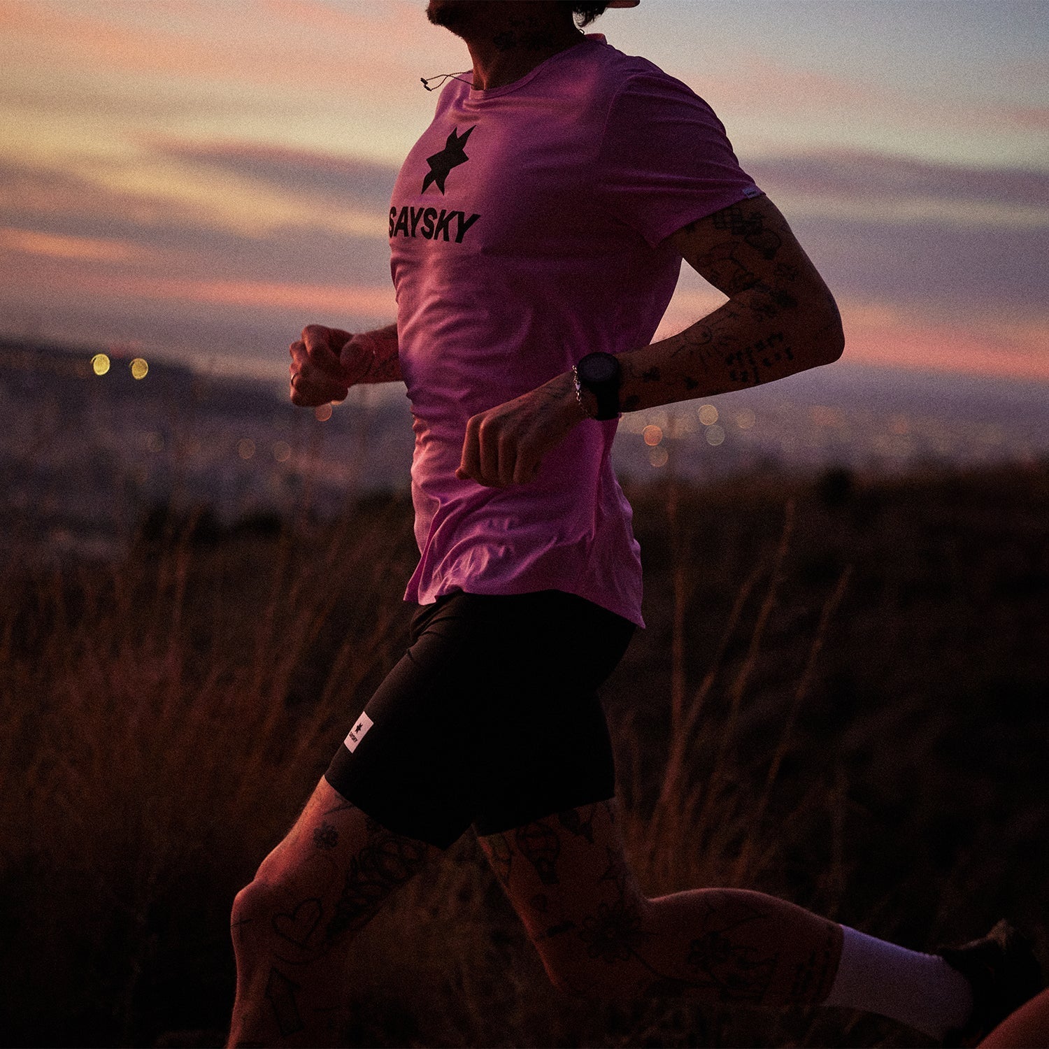 【新品未使用】メンズM リーニン　ランニングショートタイツ 赤黒ストライプ 最安値 リーニン ランニングショートタイツ 赤黒ストライプ