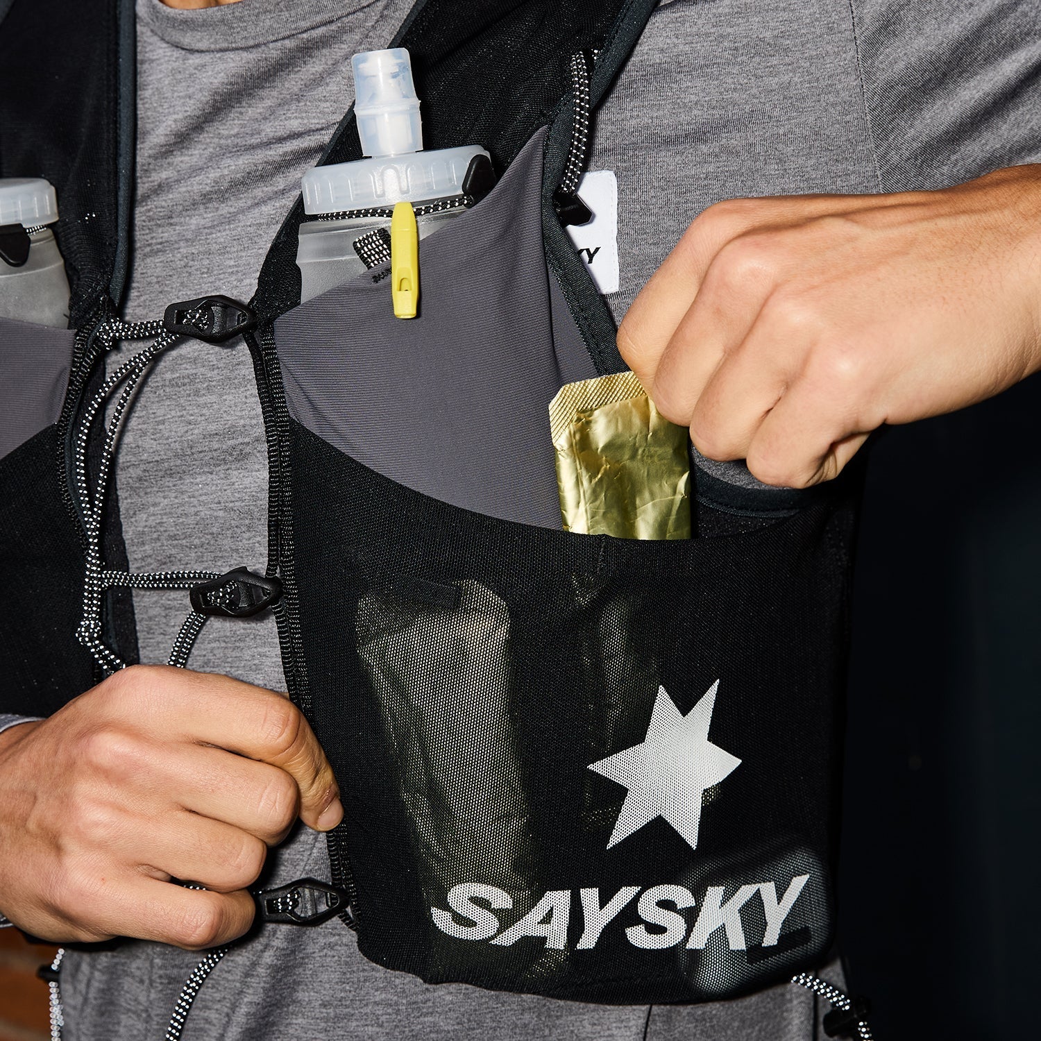 ランニングベスト XUAVE101c901 XUAVE101c901 Flow Vest 101 8L- Black [ユニセックス]