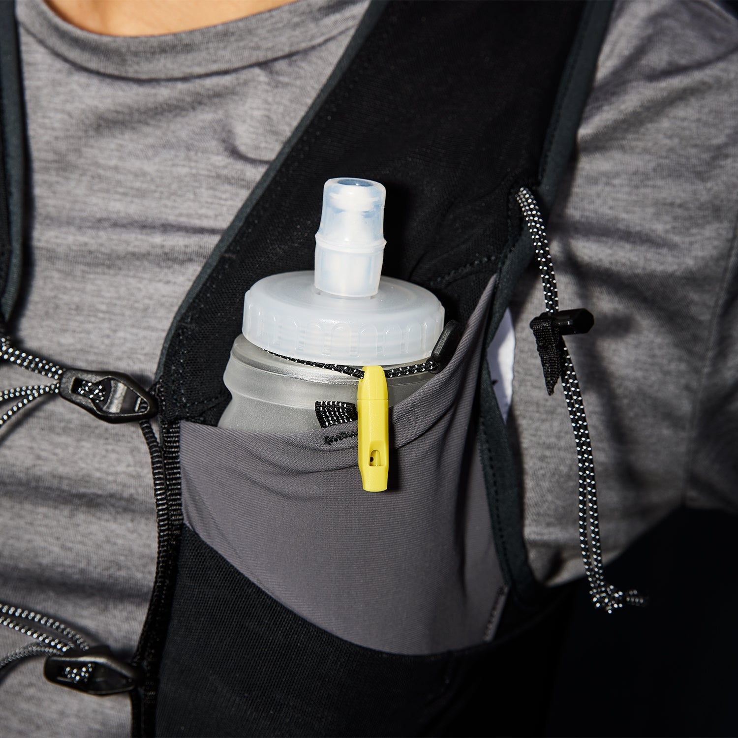 ランニングベスト XUAVE101c901 XUAVE101c901 Flow Vest 101 8L- Black [ユニセックス]