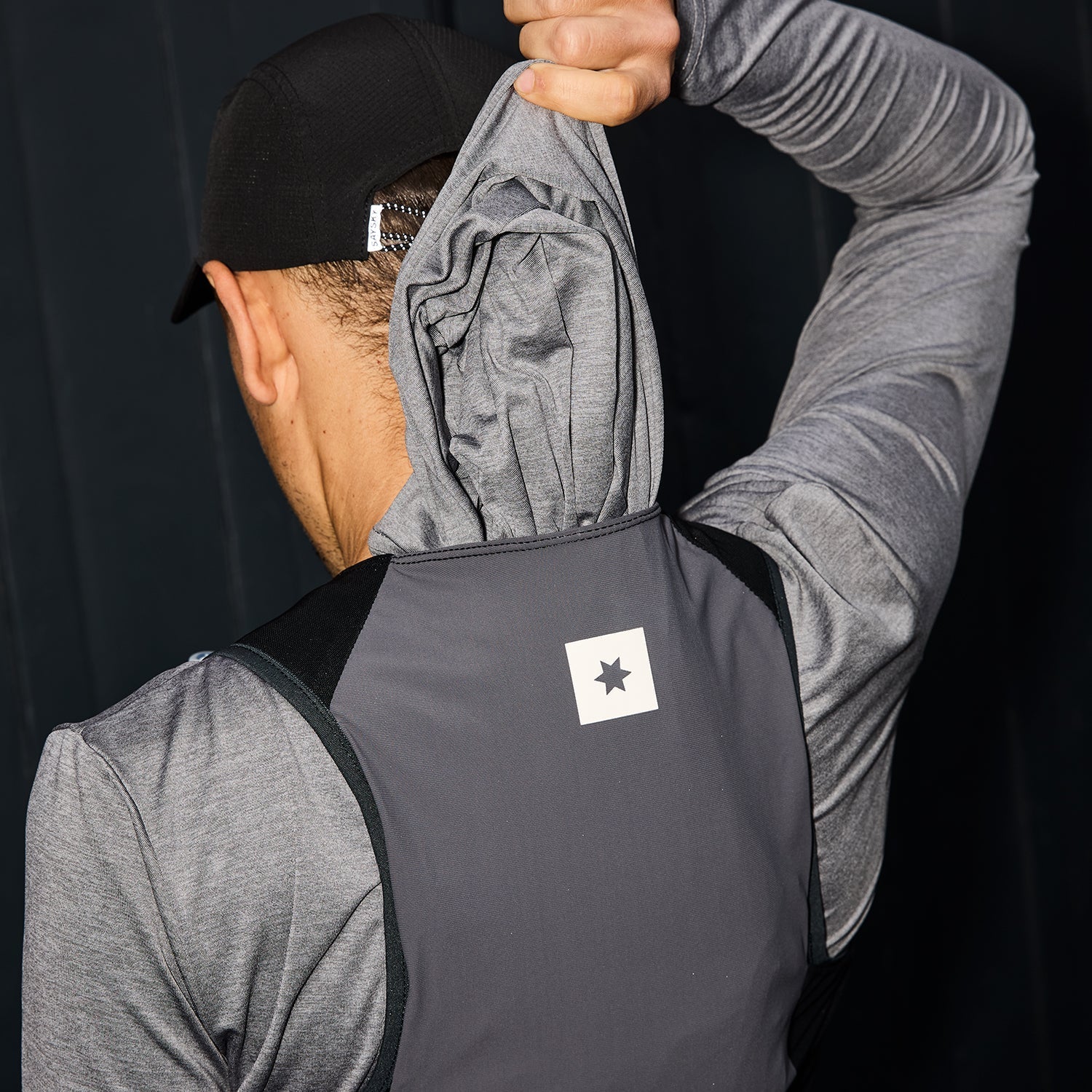 ランニングベスト XUAVE101c901 XUAVE101c901 Flow Vest 101 8L- Black [ユニセックス]