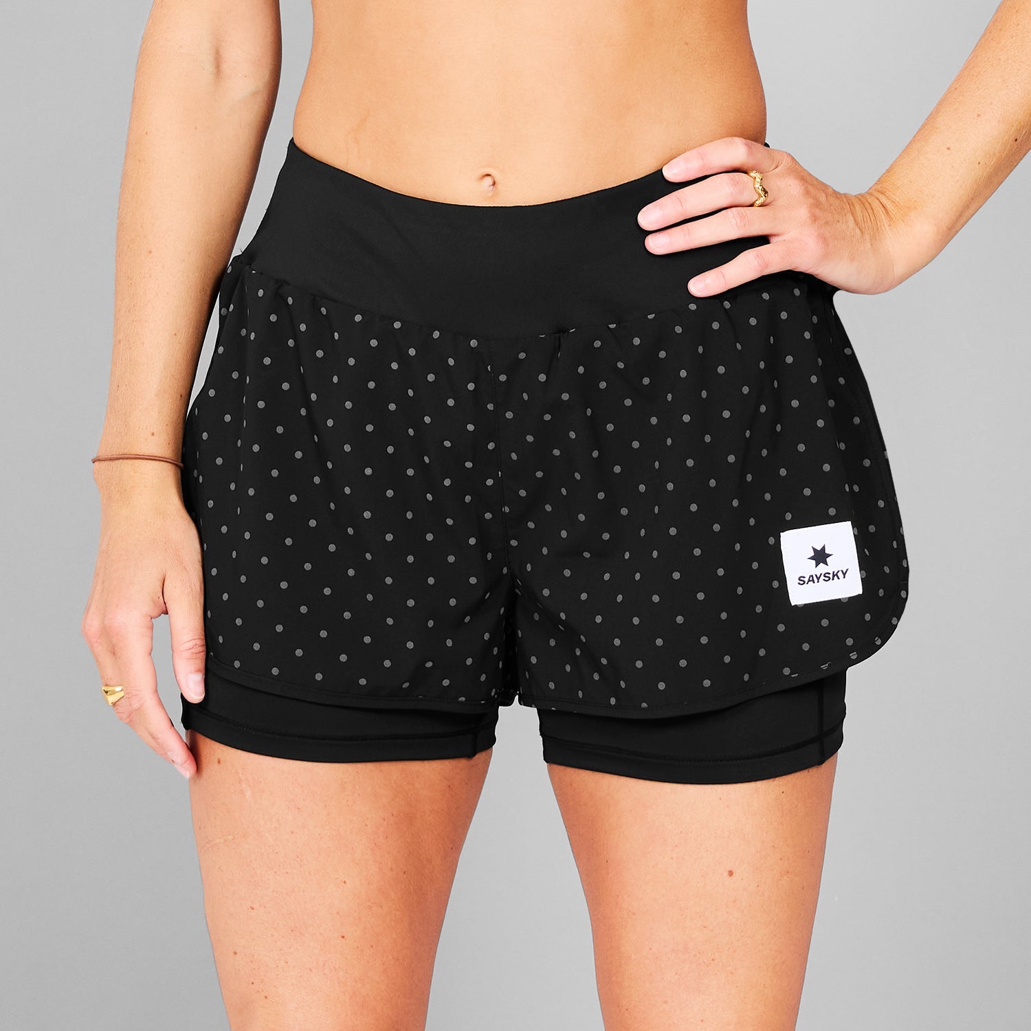 □ 公式 □ SAYSKY/セイスカイ ランニングショーツ MWRSH01c1018 W Reflective Polka Pace 2-in-1  Shorts 3inch - Black Aop [レディーズ]