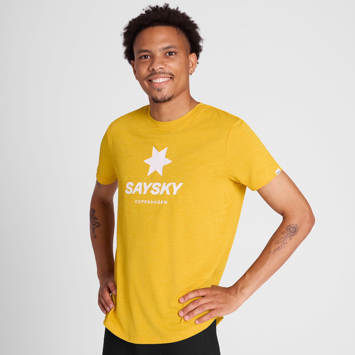 ランニングTシャツ NMRSS30c4007 Logo Combat T-shirt - Yellow [メンズ]