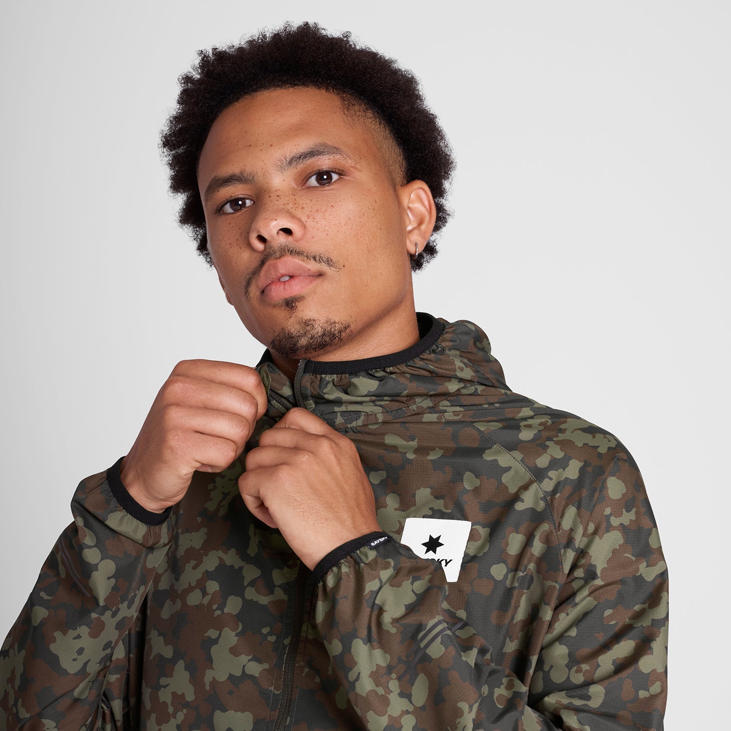 ランニングジャケット OMRJA22c1048 Camo Pace Jacket - Brown Aop [メンズ]