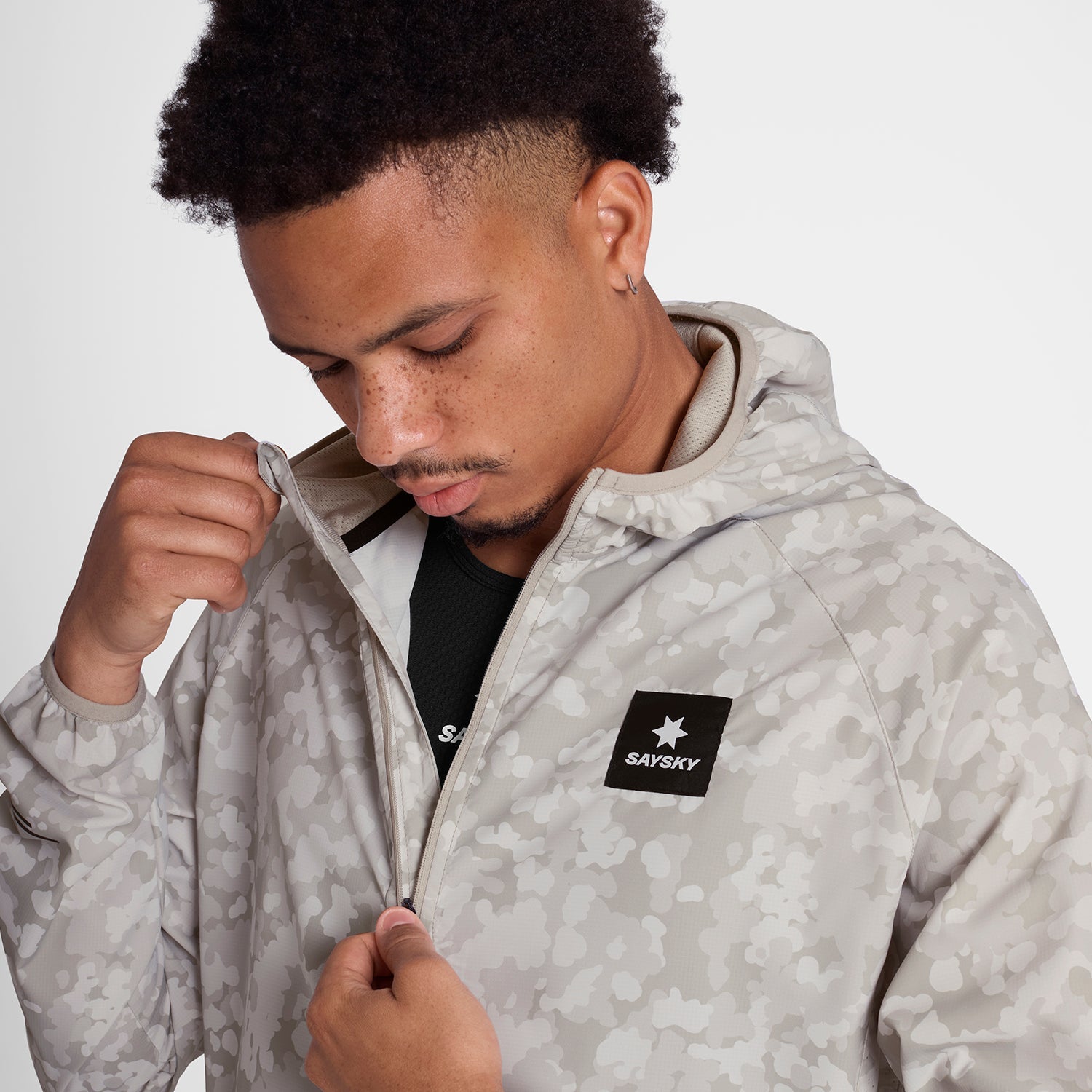 ランニングジャケット OMRJA22c1049 Camo Pace Jacket - Sand Aop [メンズ]