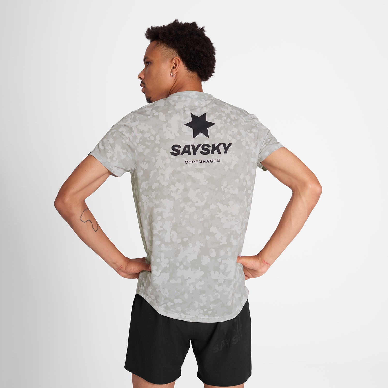 ランニングTシャツ OMRSS31c1049 Camo Combat T-shirt - Sand Aop [メンズ]