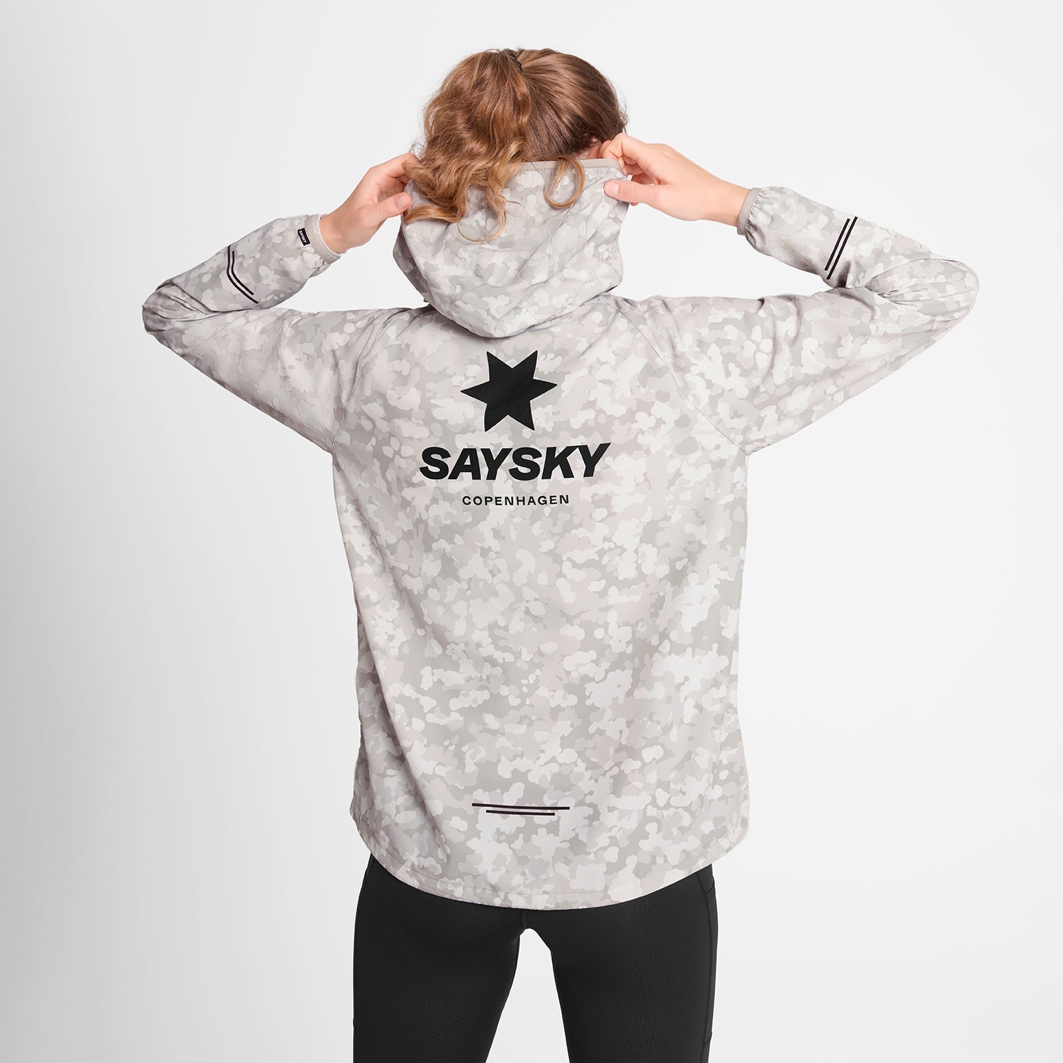 ランニングジャケット OWRJA21c1049 W Camo Pace Jacket - Sand Aop [レディーズ]