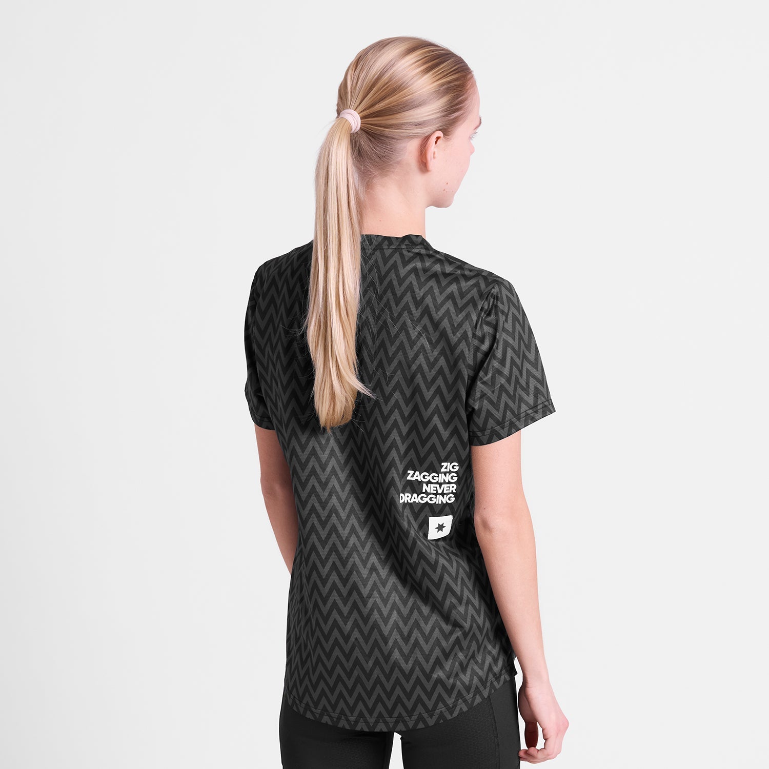 □ 公式 □ SAYSKY/セイスカイ ランニングTシャツ SW25012c1062 W Zig