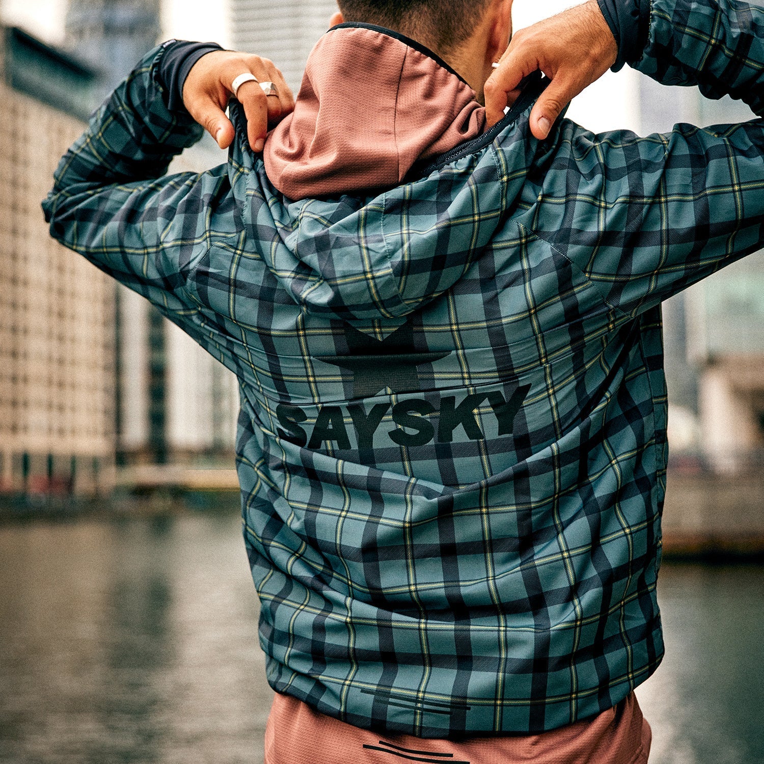 ランニングジャケット KMRJA02c1008 Checker Pace Jacket - Grey [メンズ]