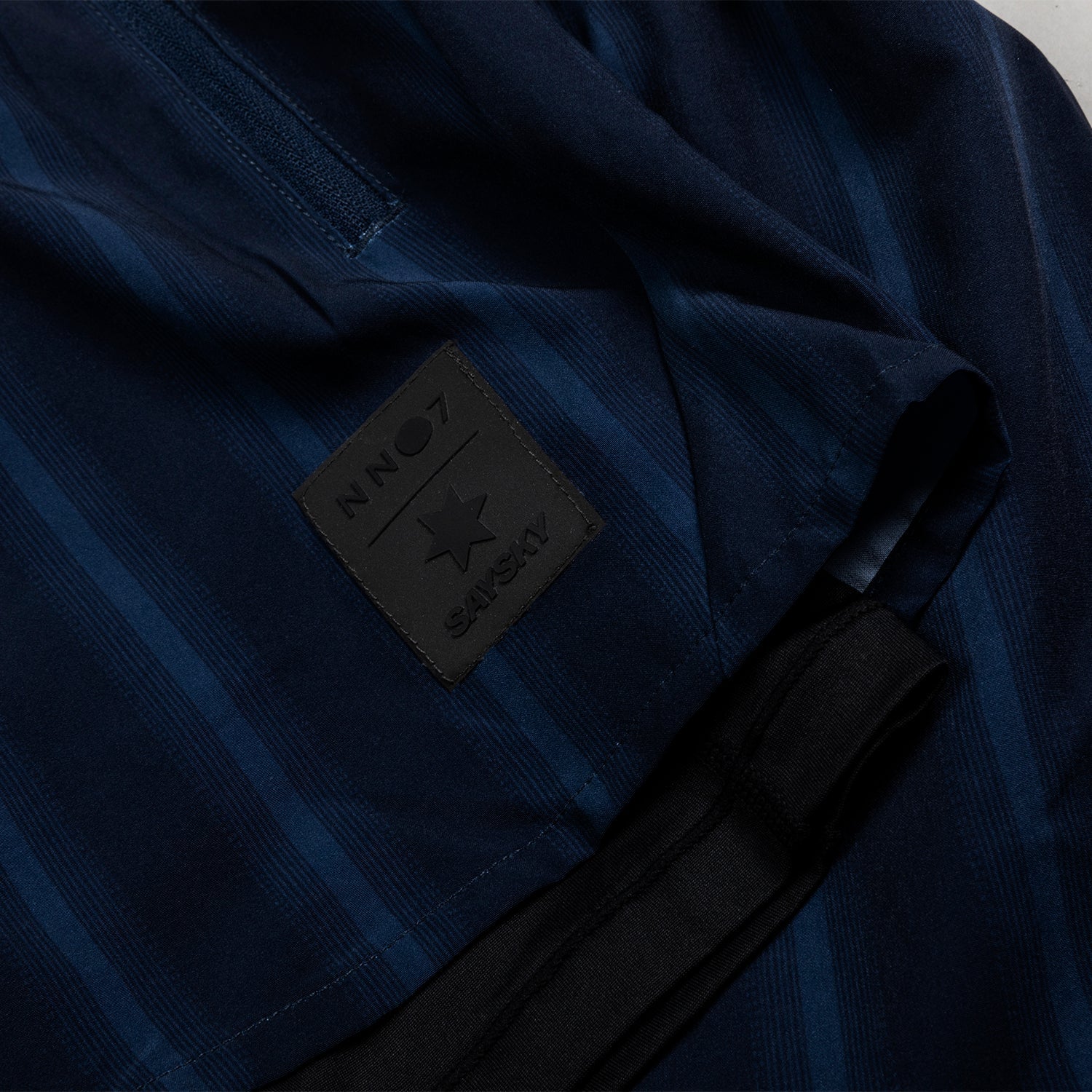 ランニングショーツ ZMRSH02 2-in-1 Shorts Nn07 X Saysky - Black/Navy Stripe [ユニセックス]