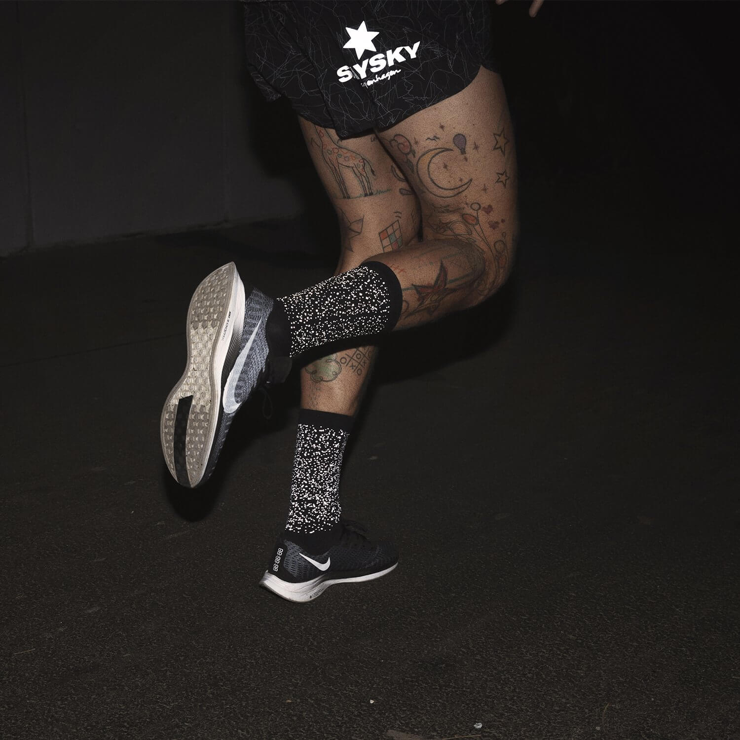 □ 公式 □ SAYSKY/セイスカイ ランニングソックス DMASO2 Reflective Combat High Socks - Black  Universe [ユニセックス]